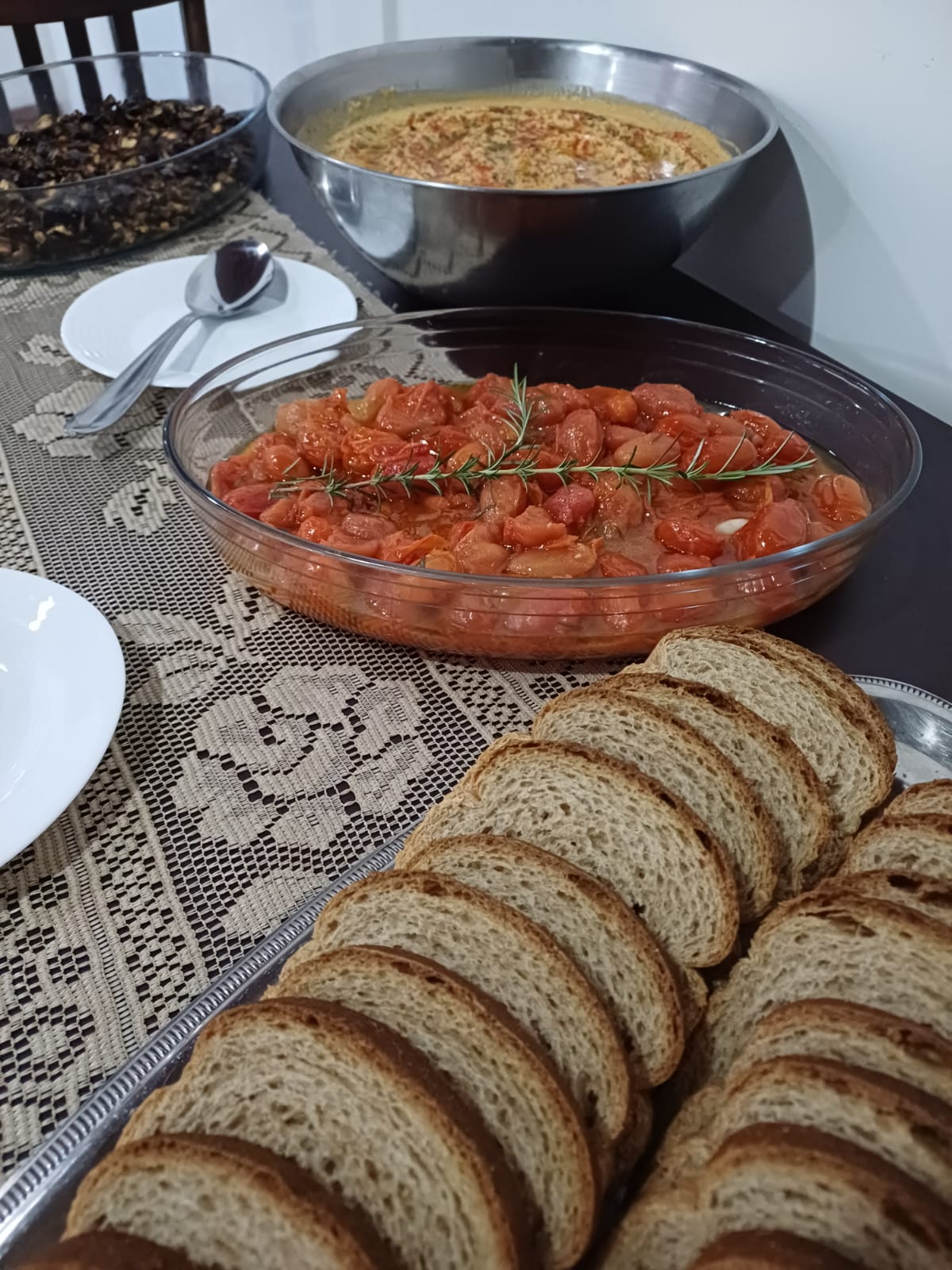 Mesa com alimentação consciente servida na imersão