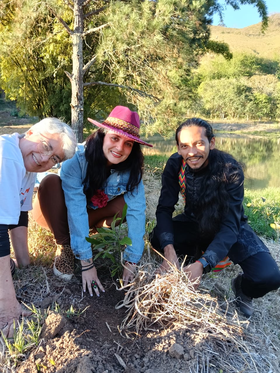 Grupo celebrando o plantio de uma árvore