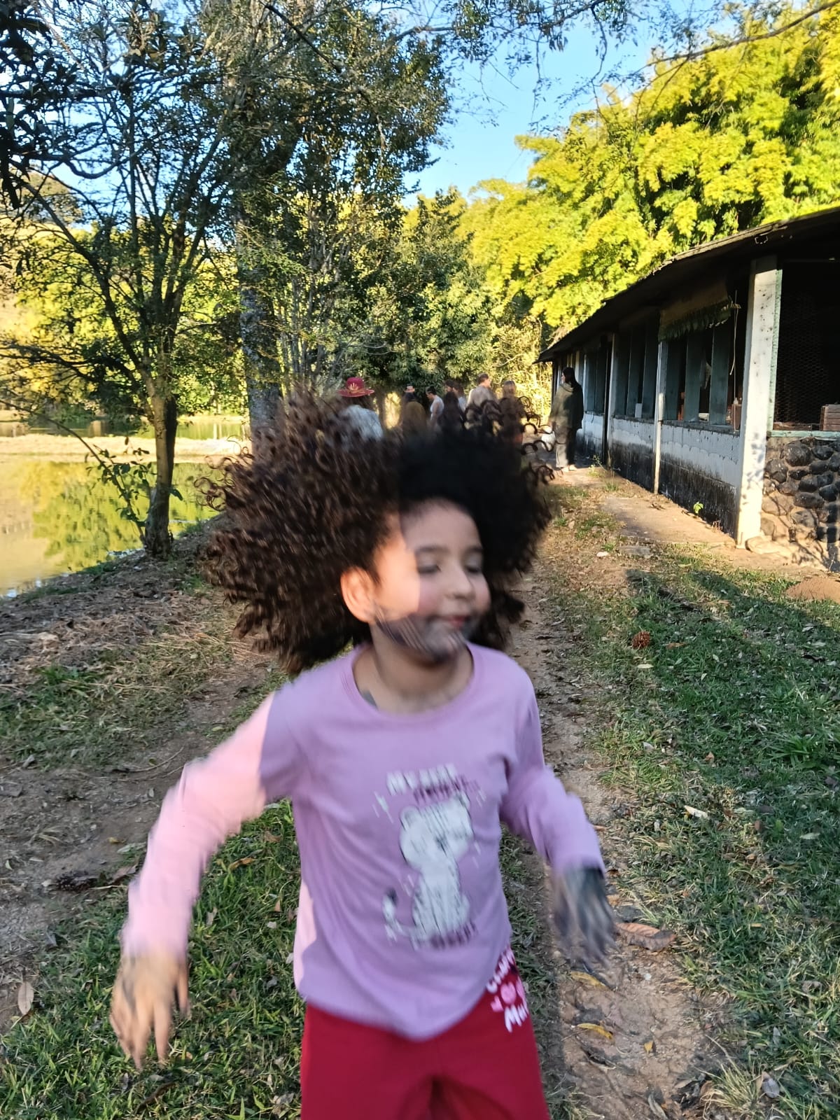 Criança correndo livre pelo caminho da fazenda